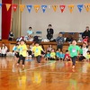 家族と共に楽しむ：体育館でのスポーツフェスティバル