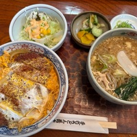 カツ丼セットとトンカツ定食。