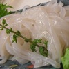 イカそーめんとイカ焼き（世界のイカ料理６）  Tasteatlasの「世界のイカ料理」では，第7位と第8位に，それぞれがランクインしています．イカそーめんは，海外で食べるのはまだ困難なようですが，アメリカ人にはインスタ映えする盛り付けが人気．一方苦手な方も多く「寿司上級者向け」とのこと．フランス・イタリア・東アジアの方々には，比較的抵抗感がなく，繊細さが人気とか．  一方のイカ焼きは，どの地域の方々にも抵抗感無く受け入れられ，海外のフードフェスや屋台風の日本イベントで人気とのこと．