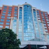 アナハイムおすすめホテル。Embassy Suites by Hilton Anaheim South (King Suiteに泊まる)夜は静かでビジネス向き。コンベンションセンターまで徒歩20分！無料ドリンク＆スナックつき！