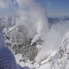 雪歩き、噴煙の雌阿寒岳へ