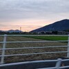 貫山の対面？の足立山沈む夕陽。足立山の奥に