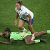 倒れた相手選手の腰を踏みつける…女子W杯でイングランド代表MFが悪質行為、VARが見逃さず一発退場に