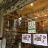 シンガポールに謎本の自販機がある書店には猫もいる！（世界の猫探し278匹目）