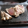 ローストした鹿肉をクレージーソルトだけで食す　あとビールも