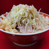 ラーメン二郎 上野毛店 - キャベツ多めの有機野菜デー。パステルな黄緑の色合いが可愛い。豚はしっかりと厚みのあるジューシーなステーキ肉。脂身のない安定肉質部位。ニンニクを気持ちスープに多めに溶かしてしまい、薬膳スープで気持ち体感量アップだが、食べ切った苦しさからしか得られない充足感。上野毛でしか得られないものがある。