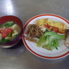 幸運な病のレシピ（ 1033 ）朝：オムレツ（ミニトマト）、味噌汁（ミニトマト）、青梗菜ニンニク炒め、鮭