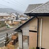 今朝はとても寒く、隣の屋根やベランダに