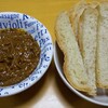 サバ缶でサバカレー&手作りフランスパン　それをディップして食べる