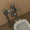 和式トイレを流すレバーは、手ではなく足で押すのが正しかった⁉