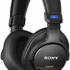 【モニターヘッドホン SONY MDR-M1ST レビュー】派手さを抑制し、聴き心地を意識したモニターイヤホン。奥行きはあまり強調せず、音は結構無愛想だが、前進的な音響で音楽構造を把握しやすい。おすすめ