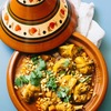 チキン・タジン（アフリカの肉料理4）　鶏肉を主役とした伝統的なモロッコ料理．タジンは，ペルシャ語に由来する，「大きな鍋」または「土鍋」の名前で，その中に調理される香りの良い，ゆっくりと煮込んだシチューのことも意味し，同国の豊かな食文化の象徴となっています．多様なタジン料理がありますが，チキン・タジンは，その代表的な料理で，肉は玉ねぎ，にんじん，トマト，じゃがいもなどの野菜と整然と並べられ，全体にクミン，サフラン，パセリ，コリアンダーで味付けされます．