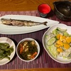 秋刀魚の塩焼き、無限ピーマン、切り昆布の煮物、サラダ、薩州正宗