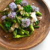 チャイブの花を料理に添えるだけで華やかに。にんにくの茎と豚肉の炒め物