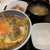 吉野家の牛丼値上げらしい。月見牛とじから揚げセットを食べてきた！