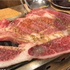 黒毛和牛のはみ出るカルビ（大阪焼肉・ホルモン ふたご/六本木）