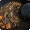 カレーを作っている。