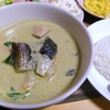 【今日の食卓】ゲァン・キォオワーン（グリーンカレー）。業務スーパーの神戸物産ブランドのペースト…実はタイの大手メープロイのOEM。かなり辛いがココナッツミルクで和らげている。トカナで書いた「タイの神食材」の記事、読んでみてください。老化防止、放射線デトックス、抗がん、etc。もう神でしょう？ Green curry with Gyomu super (MaePloy) paste. #タイ料理　#ThaiFood　#カレー　#デトックス