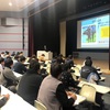 リレー講座：阿部多摩市長・八木多摩信金理事長・寺島多摩大学長の鼎談。「異次元の高齢化への対処とリニア新幹線インパクト」。
