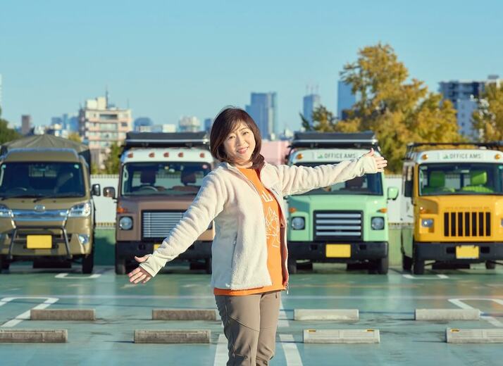 タレントの松本明子さんが軽キャンピングカーのレンタカー屋さんに！外国人観光客にも人気の「軽キャン車中泊」