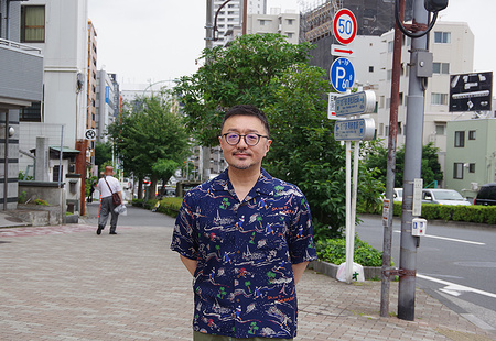 フードライターの白央篤司さんに、交通の便が抜群なのに意外と家賃が安かった新宿区余丁町を案内してもらった【いろんな街で捕まえて食べる】