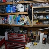 雨の日は小屋で作業を