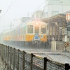 激しい雨が降る中でことちゃんひゃく号の撮影