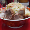 ラーメン二郎 上野毛店 - "薄味" に "カラメ少し" コール検証。カラメ "少し" のニュアンスが気持ち多めだったか、求めていたよりも少しヘヴィに。カタカタ麺は、ワシワシ加減粉っぽさスープ馴染み太さが自分好みに復活。厚みしっかり肉肉しい赤身豚は食べた側から血肉に変わる。