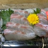 【これ考えたやつ天才！？】パックのお刺身を皿に綺麗に盛り付ける方法が素敵な件