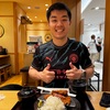 トム。