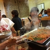 女子大生と「もつ鍋祭り」