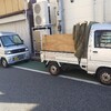 荷台のゴミを処分した後、宅配に入っているスタッフと