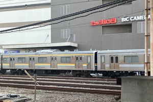 元鶴見線用205系1100番台T15+T17編成と思われる車両が八王子駅に留置中（富士急譲渡用かな）