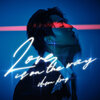 江𤒹生 –「Love Is On The Way」歌詞，曲是“表達了愛情來臨時的激動與期待”