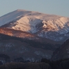 朝陽に  ほんのり染まる月山