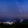 8月の夜空に浮かぶ天の川と美しい宇陀の夜景