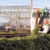 アンパンマン特急電車と交換するEF65-2083号