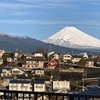 (月) 雪に包まれた富士山