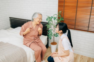 夜勤専従で働いてみよう！夜間に働く介護のお仕事について時給例や仕事内容を紹介