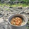 ひとりキャンプ その15　真夏日に石のテーブルで冷えた桃を食べる