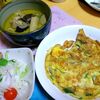 【今日の食卓】ゲァン・キョオワーン（グリーンカレー）。業務スーパーのペースト（実はメープロイ）使用。辛いから私が食べられるか心配で、口直し用に卵焼を焼いたそう。薩摩揚げ入りで、タイでもトートマンプラーという薩摩揚げを入れることがある。 Gaeng Kyo Wan with Gyomu Super brand (=Mae Ploy). #タイ料理 #サルちゃんのタイ料理三昧 #ThaiFood