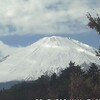 冠雪の富士のお山は雄々しくて