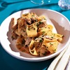 パッパルデッレ・アッラ・レプレ（野ウサギのパッパルデッレ）／イタリアの肉料理７（世界の肉料理２０）　　古代トスカーナの料理といわれています．あのボッカッチオも，スープで茹でられ，野うさぎの肉で風味付けされたこのリボン状のパスタに感銘を受けたと言われています．ウサギ肉の臭みを消し，風味を出すために，ワイン，酢，香草でマリネする必要があります．その後，みじん切りにしたタマネギ，ニンジン，セロリ，ワイン，トマト，ローリエ，塩，胡椒，ブイヨンを加えてゆっくりと煮込みます．