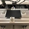 小型ケースを固定する CNC クランプ