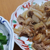 2月26日（日）昼食の焼鮭と、夕食の玉ねぎと豚肉炒め。