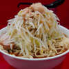 ラーメン二郎 生田駅前店 - 麺がちょっと怖いくらいに旨い。千と○尋の神隠しの序盤の両親みたいに貪り続けたいくらいの中毒性がある。豚はこの店にしては薄切りで程よく柔らか。この一番変哲のない無個性な部位が一番好き。ボリューム感もこれ以上なくしっくりと収まり完璧。からの、五反田川の七夕飾り散策。