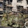 中国の街に頭部のない巨大な仏像、覆われていた植物の中から姿を現す