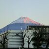 贅沢な台所の窓には富士山