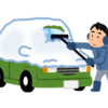 車のフロントガラスが凍っている！？　そんな時の対応や対策