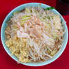 ラーメン二郎 中山駅前店 - ホームだけど1ヶ月ちょいぶり。一口目のアブラサラダからよく知っている味との再会に思わず顔が綻ぶ。スープはいつになく豚の旨味出汁と醤油をガツンと感じる。ほぐし豚は、掘れども掘れども出るわ出るわのフィーバータイム。豚は、味染み具合もほんのりしっとり均一に。絶妙にしっくりくる命の一杯。